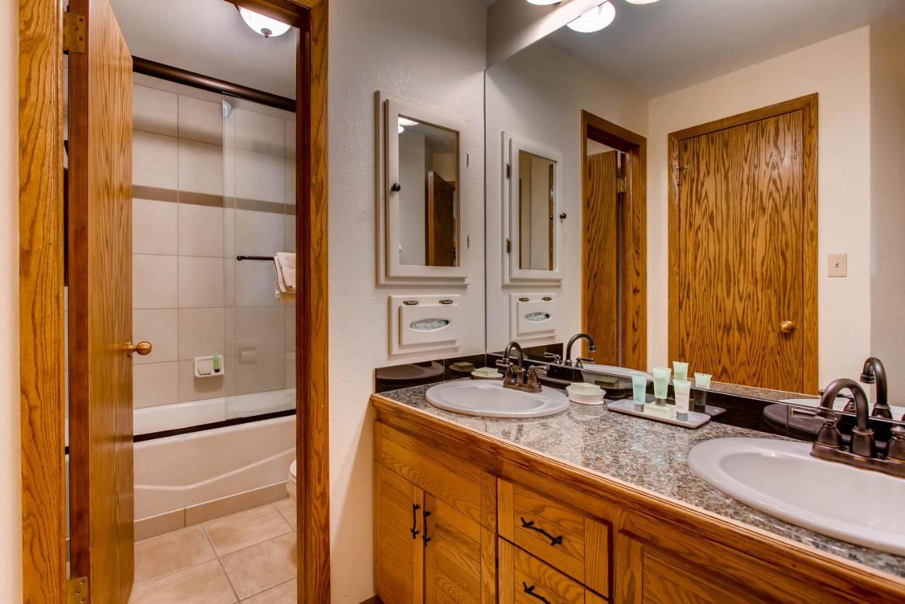 2 Bedroom With Open Floor Plan & Updated Kitchen Apartment