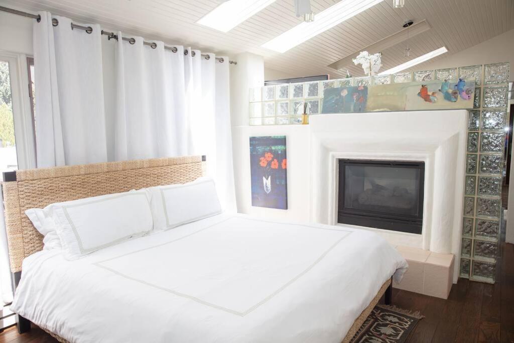 Stash Pad With Fireplace, Parking, W/d