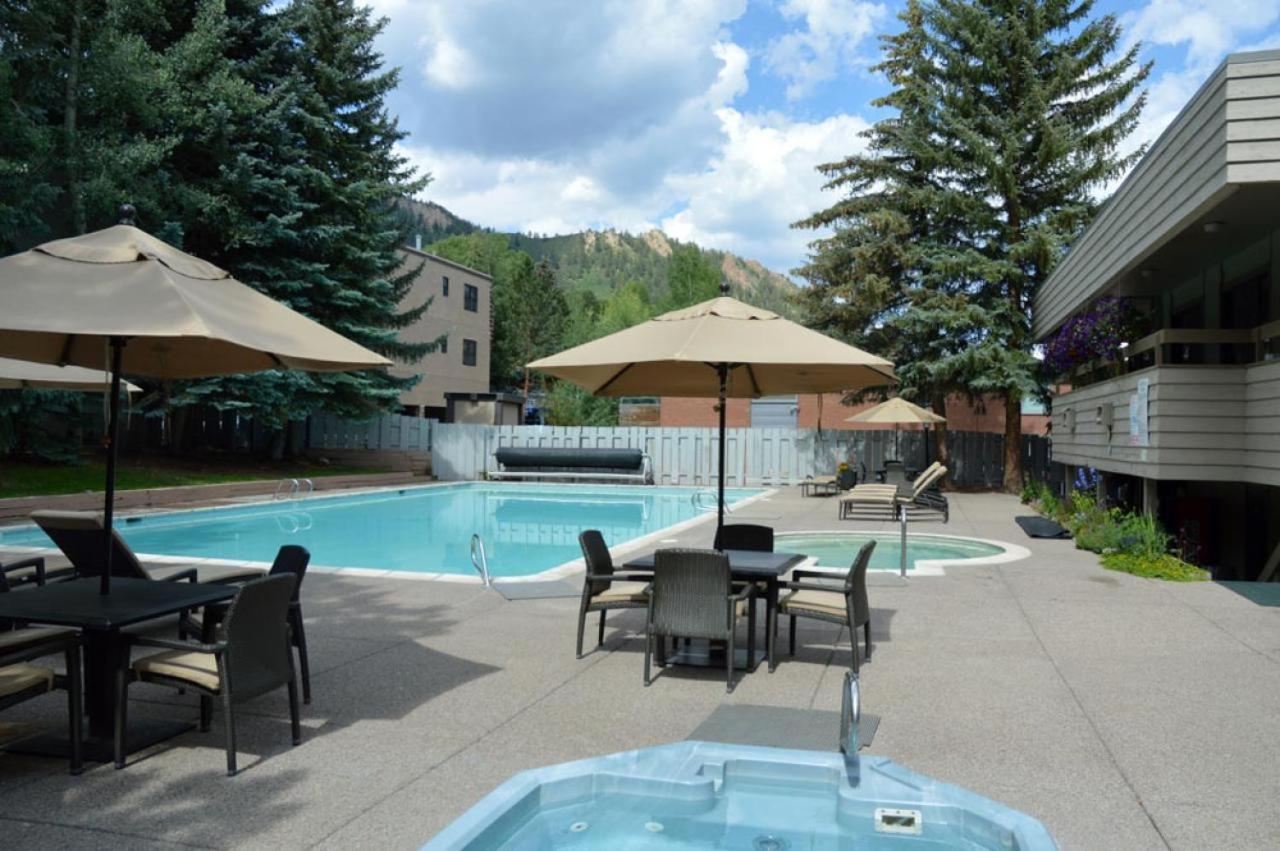 Chateau Roaring Fork Unit 35, Newly Updated Condo, 4 Blocks From Mountain Holiday home