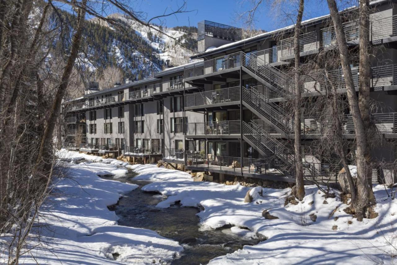 Chateau Roaring Fork Unit 35, Newly Updated Condo, 4 Blocks From Mountain Holiday home