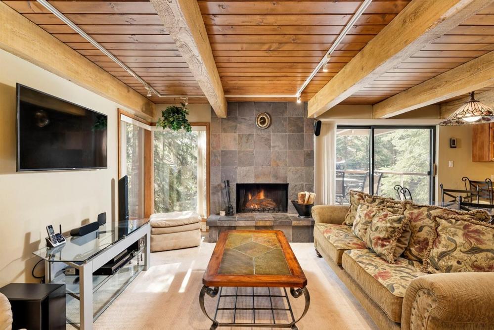 Casa de férias Chateau Eau Claire Unit 17, Serene Overlooking The River With Many Upgrades *