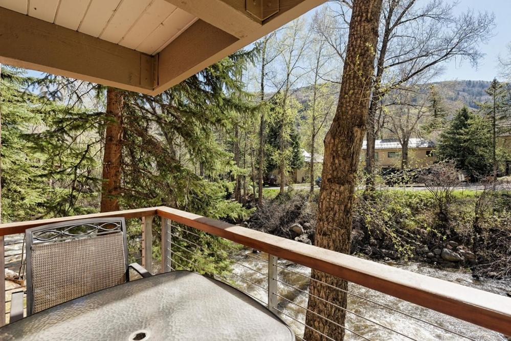 Casa de férias Chateau Eau Claire Unit 17, Serene Overlooking The River With Many Upgrades *
