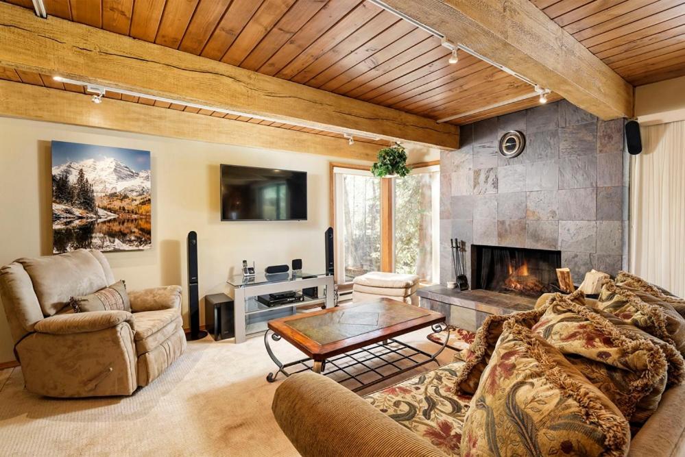 Casa de férias Chateau Eau Claire Unit 17, Serene Overlooking The River With Many Upgrades