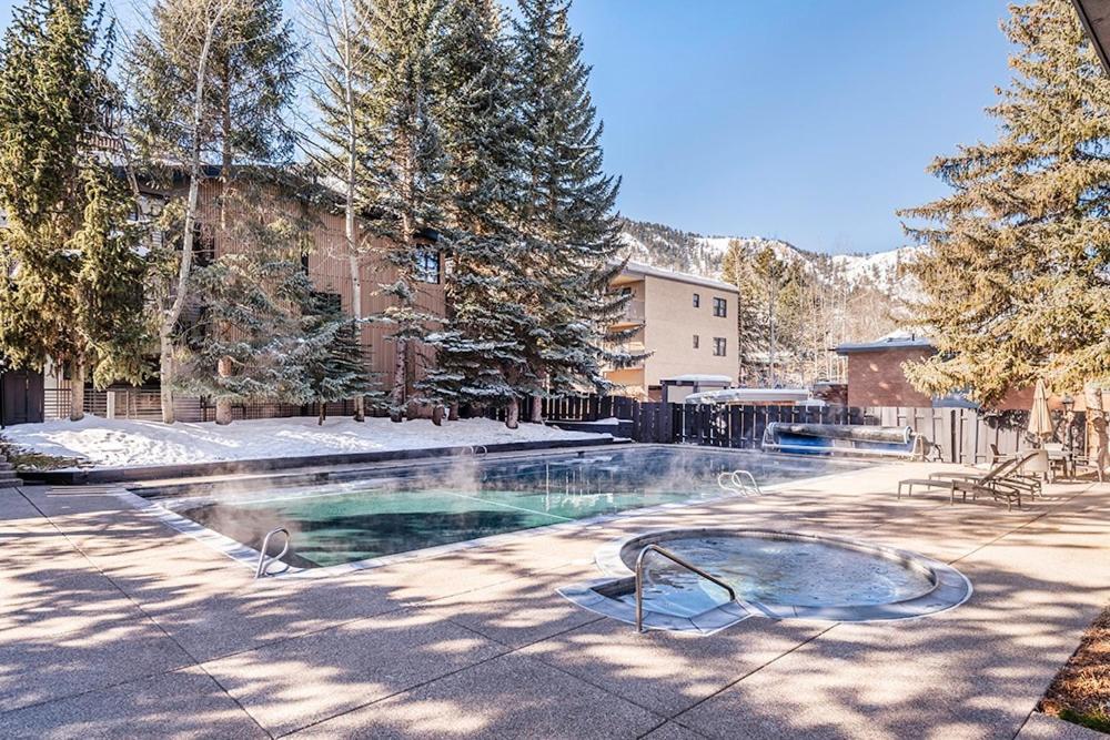 Casa de férias Chateau Eau Claire Unit 17, Serene Overlooking The River With Many Upgrades *