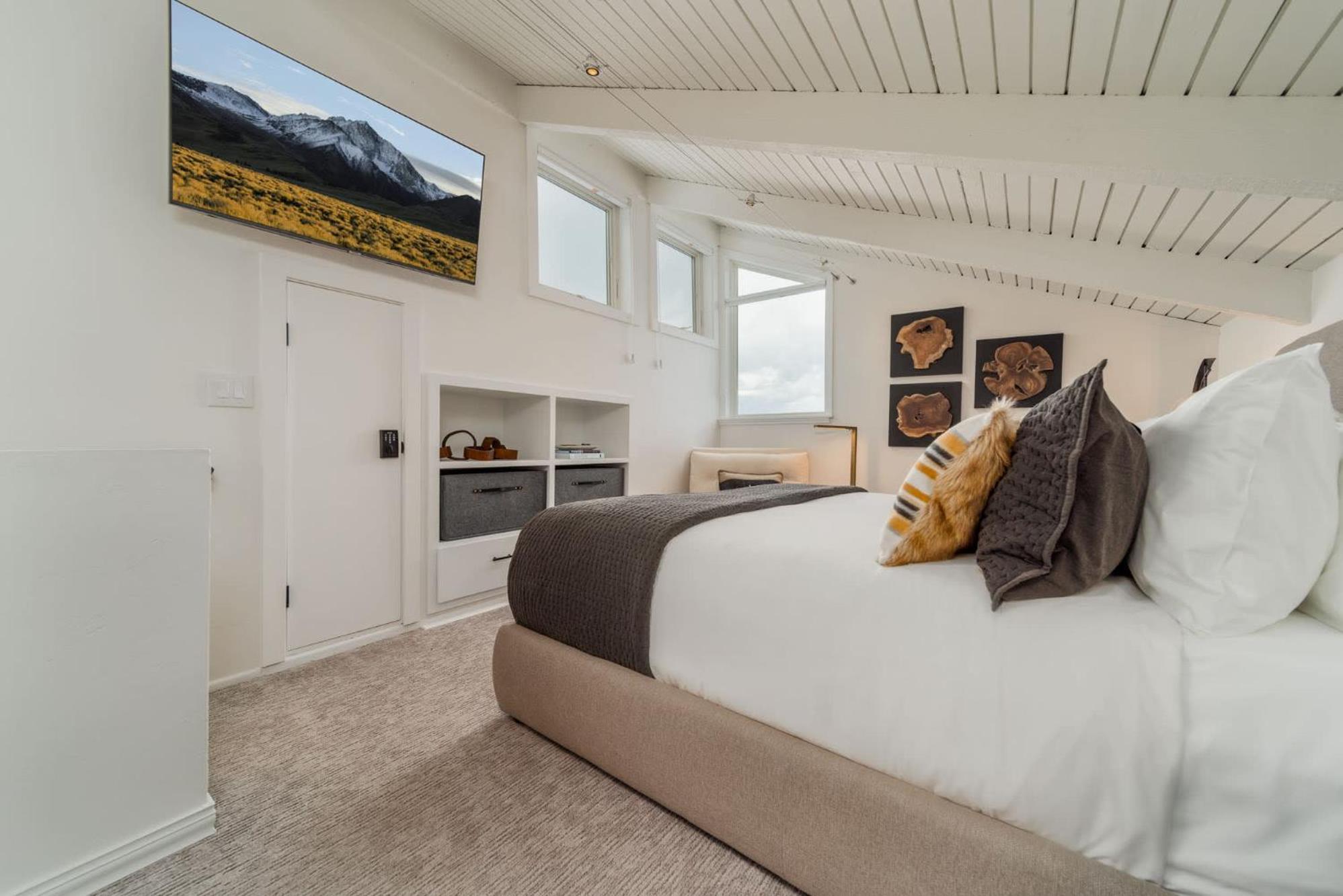 New Listing Just Renovated 3br 3ba Apartment