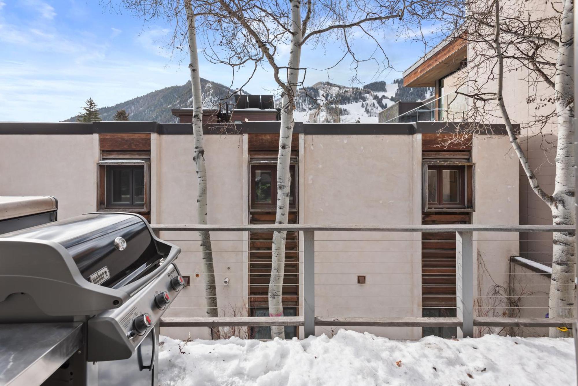 Spring Street Unit 629, 2br W/ Mountain Views And Door Step Access To Shops & Restaurants Holiday home