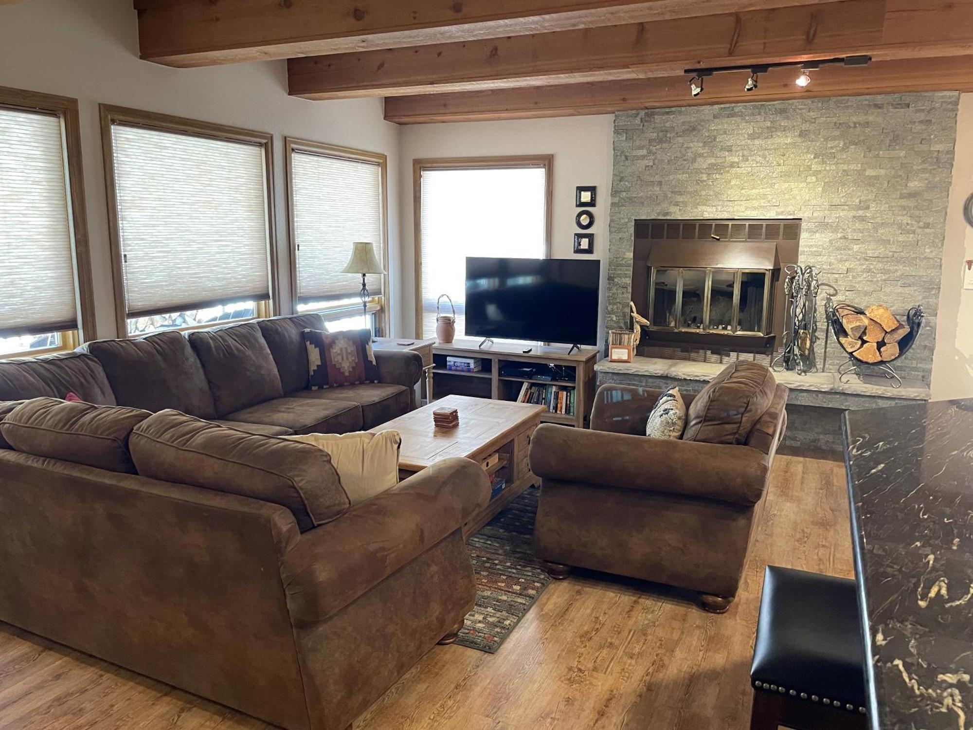 Rustic-contemporary 3br With Great Views *