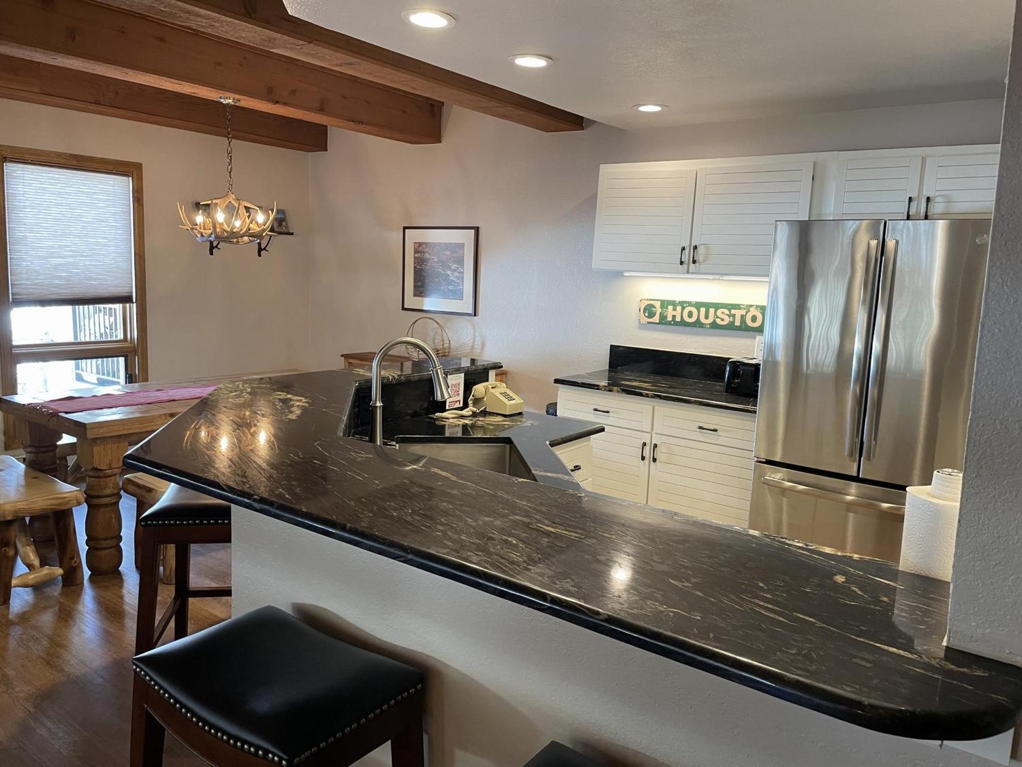 Rustic-contemporary 3br With Great Views