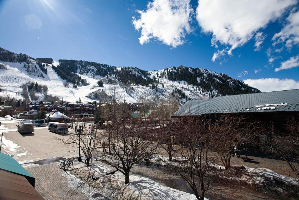 Independence Square 202, Over-looking The Mall And Mountain Aspen