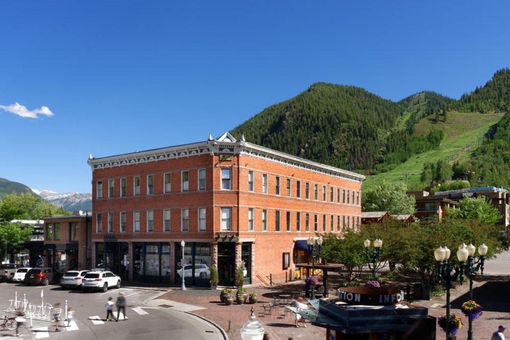 Hotel Independence Square 202, Over-looking The Mall And Mountain *