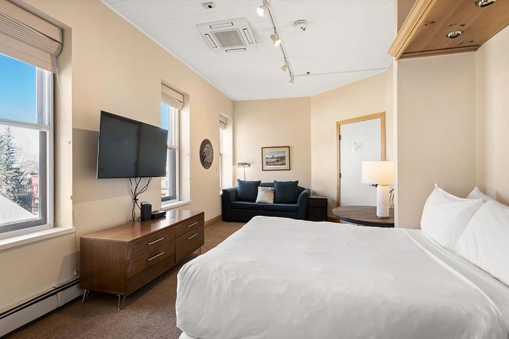 Independence Square 300, With Great Views, Location & Rooftop Hot Tub!