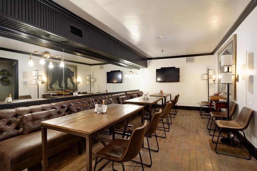 Independence Square 213, Spacious With 2 Queen Beds, Wet Bar, And Sitting Area Hotel