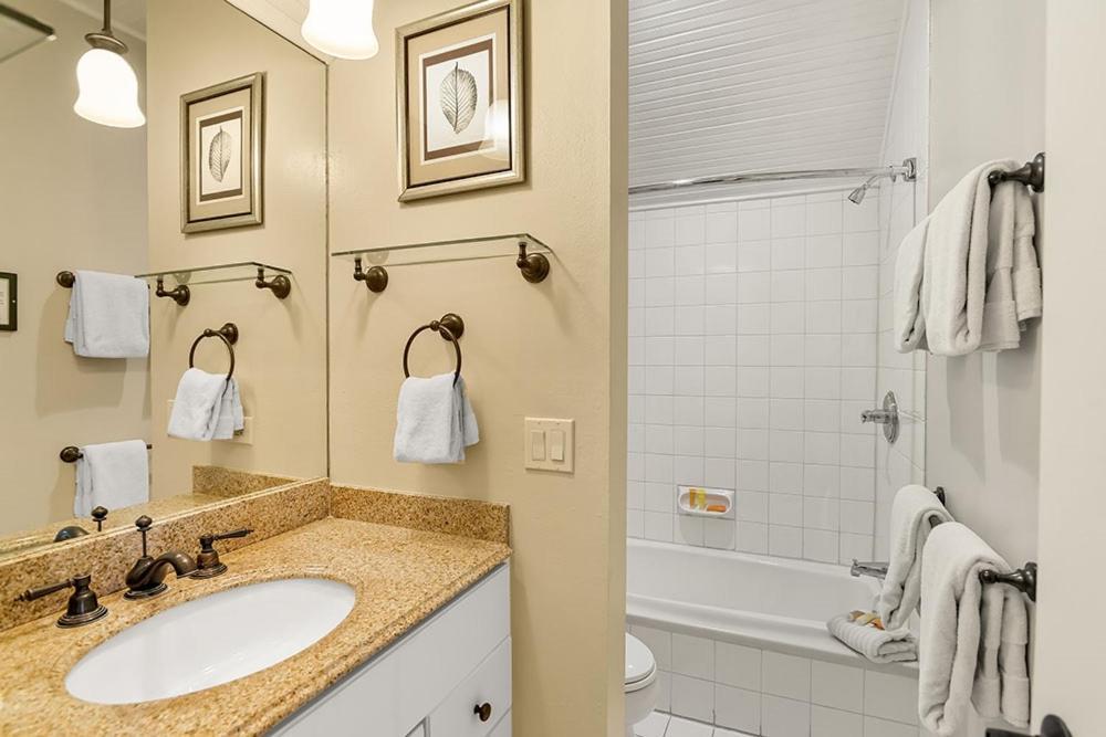 Independence Square 213, Spacious With 2 Queen Beds, Wet Bar, And Sitting Area *