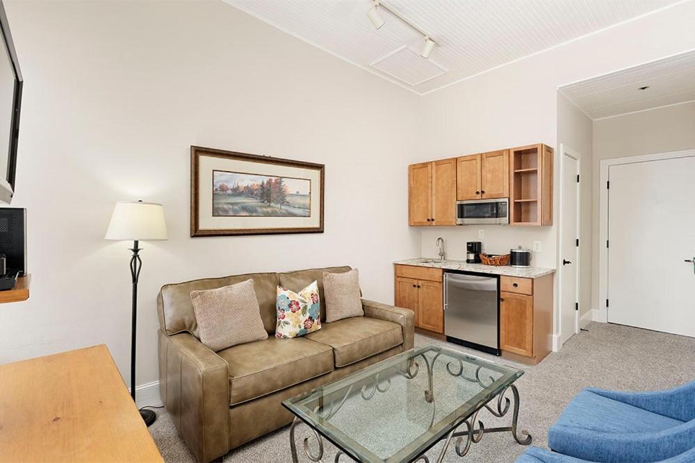 Hotel Independence Square 213, Spacious With 2 Queen Beds, Wet Bar, And Sitting Area Aspen