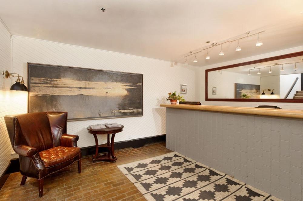 Independence Square 211, Chic With Mountain Views, A/c, & Rooftop Hot Tub