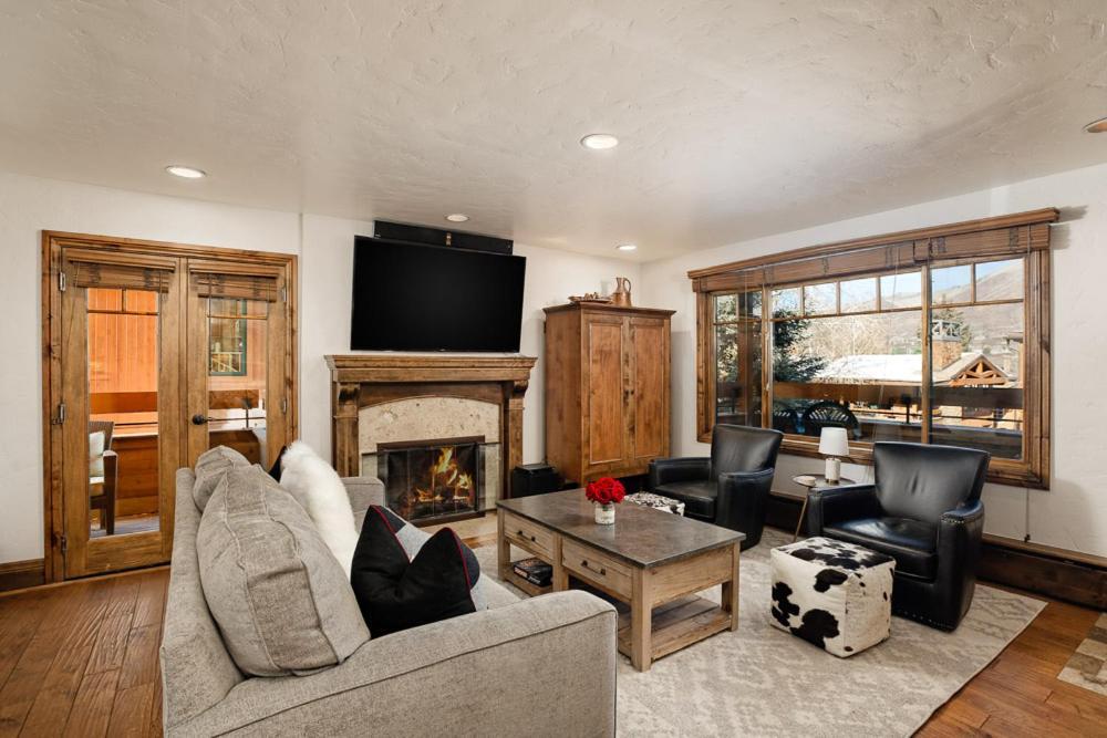 Fasching Haus Unit 310, Deluxe W/ Stately Furnishings, Private Deck, A/c Holiday home *
