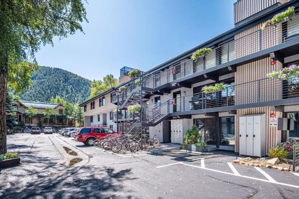 Chateau Roaring Fork Unit 38, With Private Deck, 4 Blocks From Downtown * Aspen