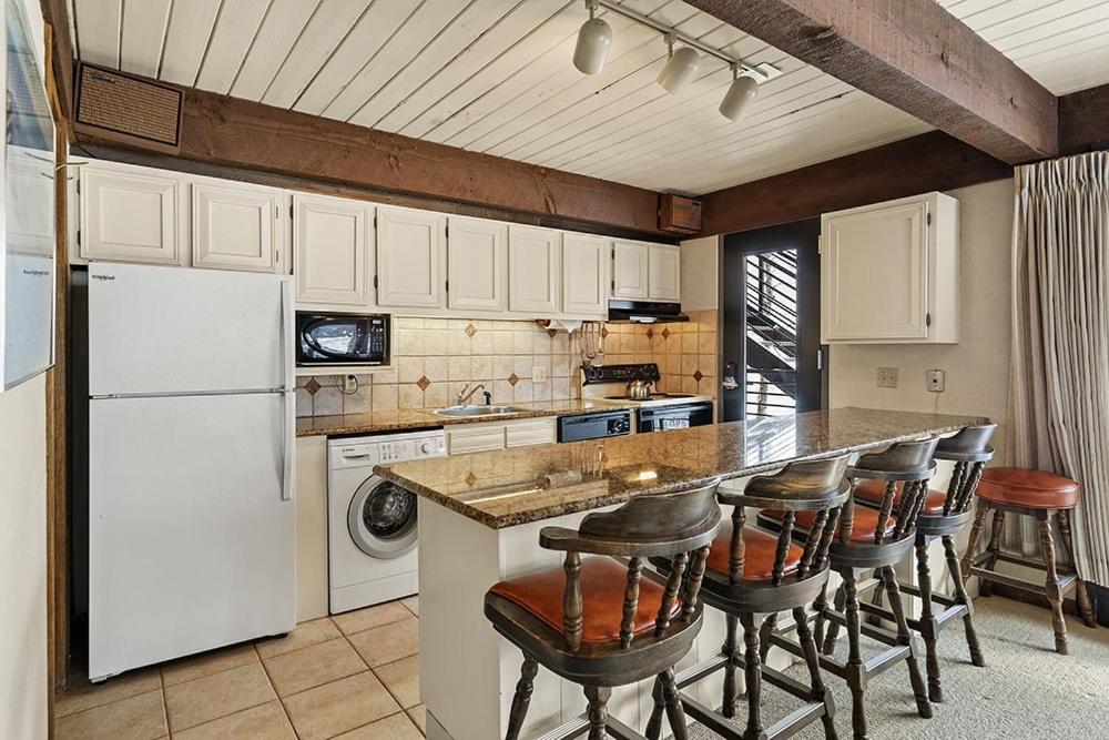 Chateau Roaring Fork Unit 29, Sunny, Corner With River Views Holiday home *
