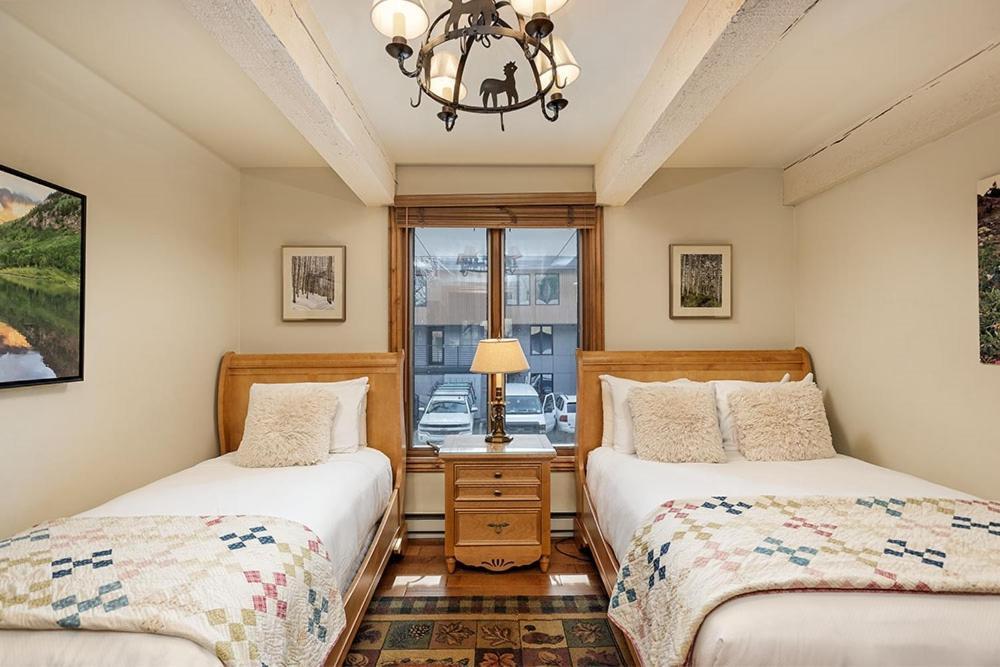 Chateau Roaring Fork Unit 38, With Private Deck, 4 Blocks From Downtown Aspen