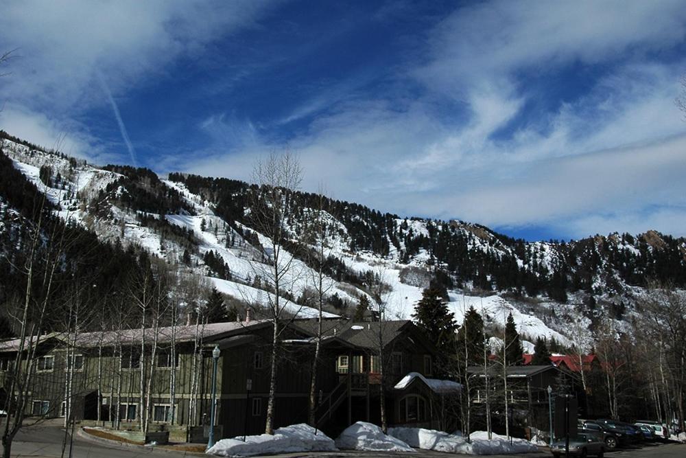 Chateau Roaring Fork Unit 38, With Private Deck, 4 Blocks From Downtown *