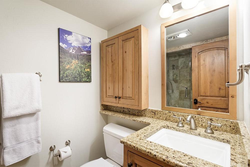 Chateau Roaring Fork Unit 38, With Private Deck, 4 Blocks From Downtown *