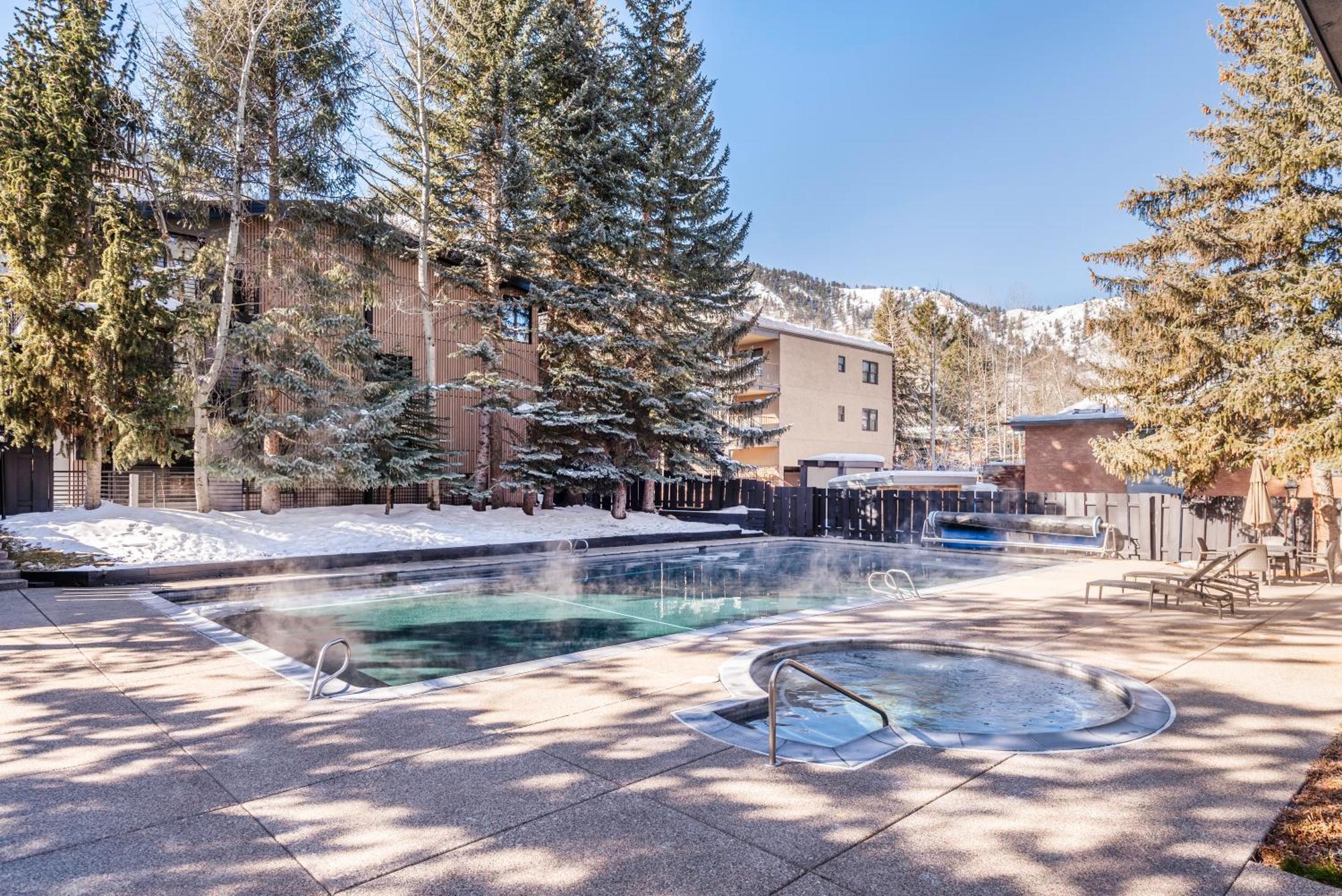 Chateau Roaring Fork Unit 29, Sunny, Corner With River Views Holiday home *