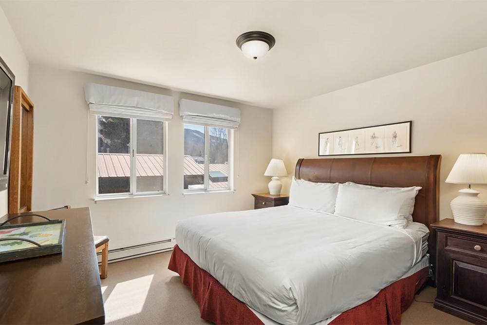 Holiday home Silverglo Unit 308, Expansive 4 Bd Condo, Walking Distance To Town With Pool Access *