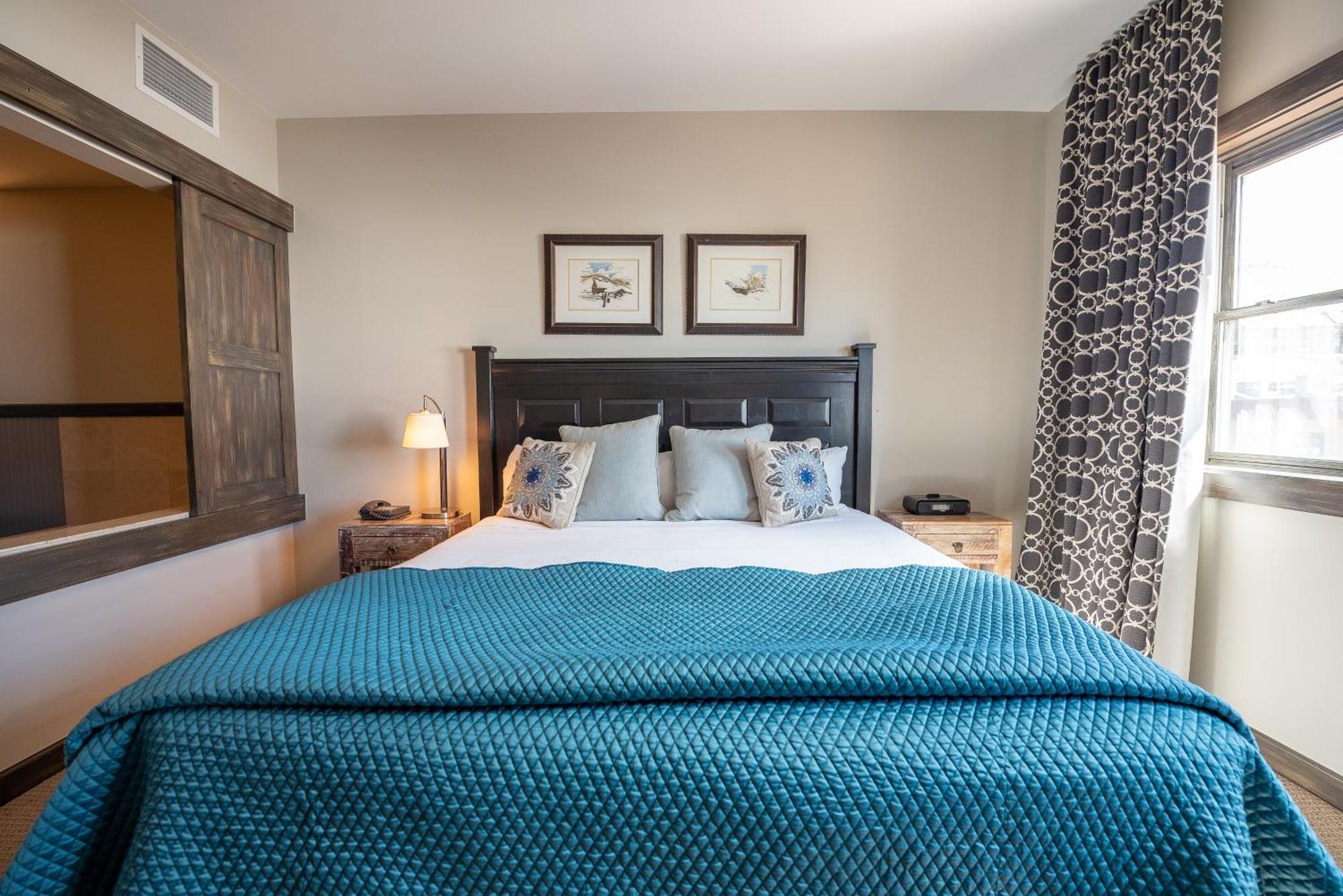 The At Mountaineer Square 4*