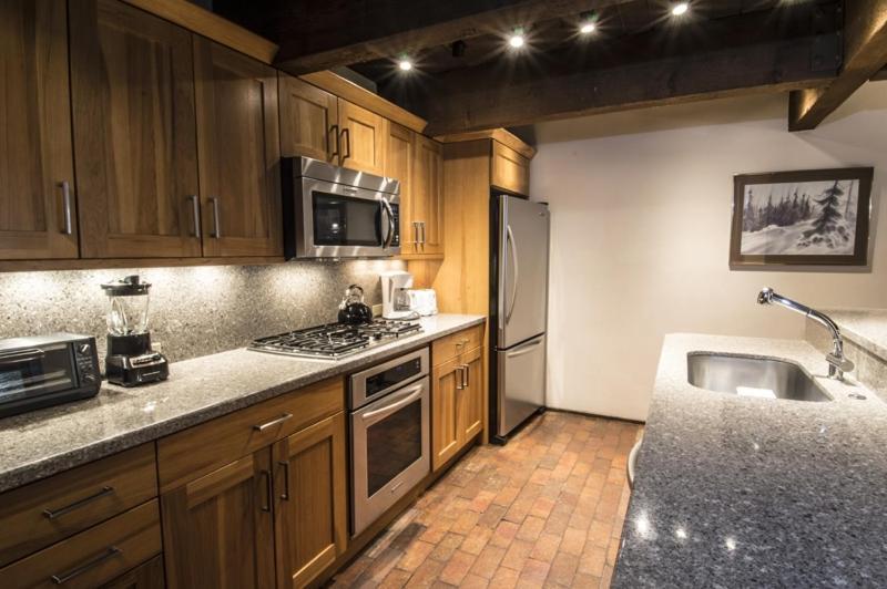 Holiday home Cottonwoods Unit 1f, Stylish With Excellent West End Location, Wood-burning Fireplace *