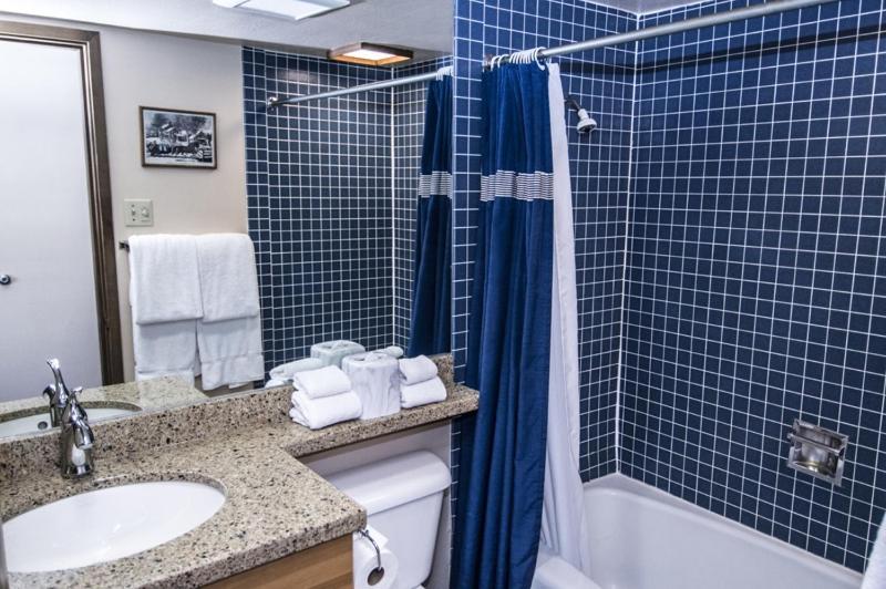 Cottonwoods Unit 1f, Stylish With Excellent West End Location, Wood-burning Fireplace Holiday home *