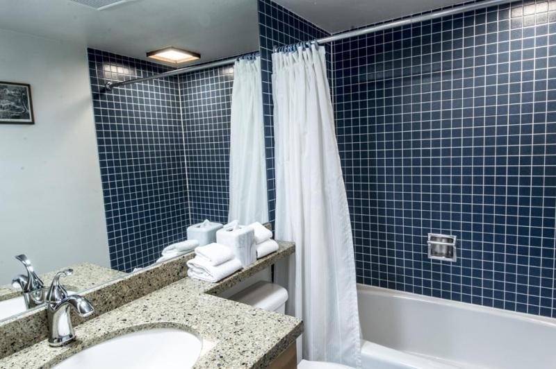 Holiday home Cottonwoods Unit 1f, Stylish With Excellent West End Location, Wood-burning Fireplace