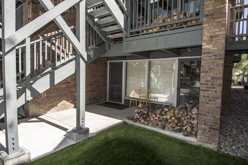 Holiday home Cottonwoods Unit 1f, Stylish With Excellent West End Location, Wood-burning Fireplace