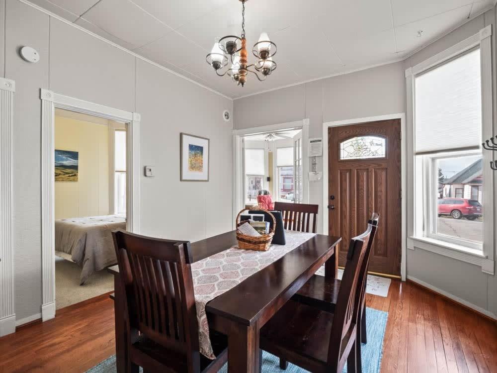 The Zinnia Victorian Charm With Mountain Views Holiday home