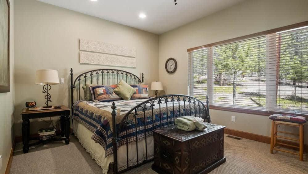 Holiday home New Listing - Doc's Place - Beautiful Hot Tub Views *