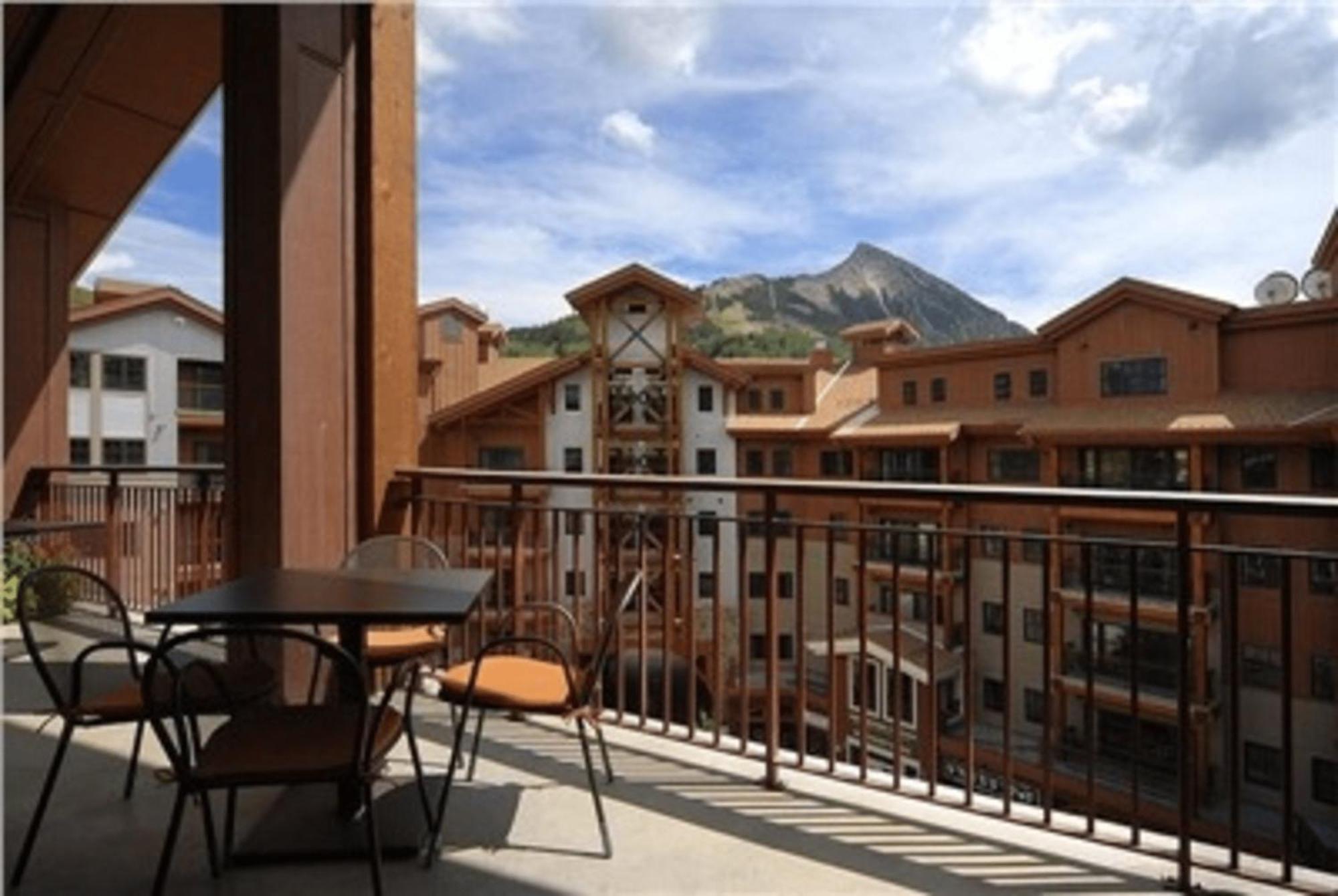 The At Mountaineer Square 4*