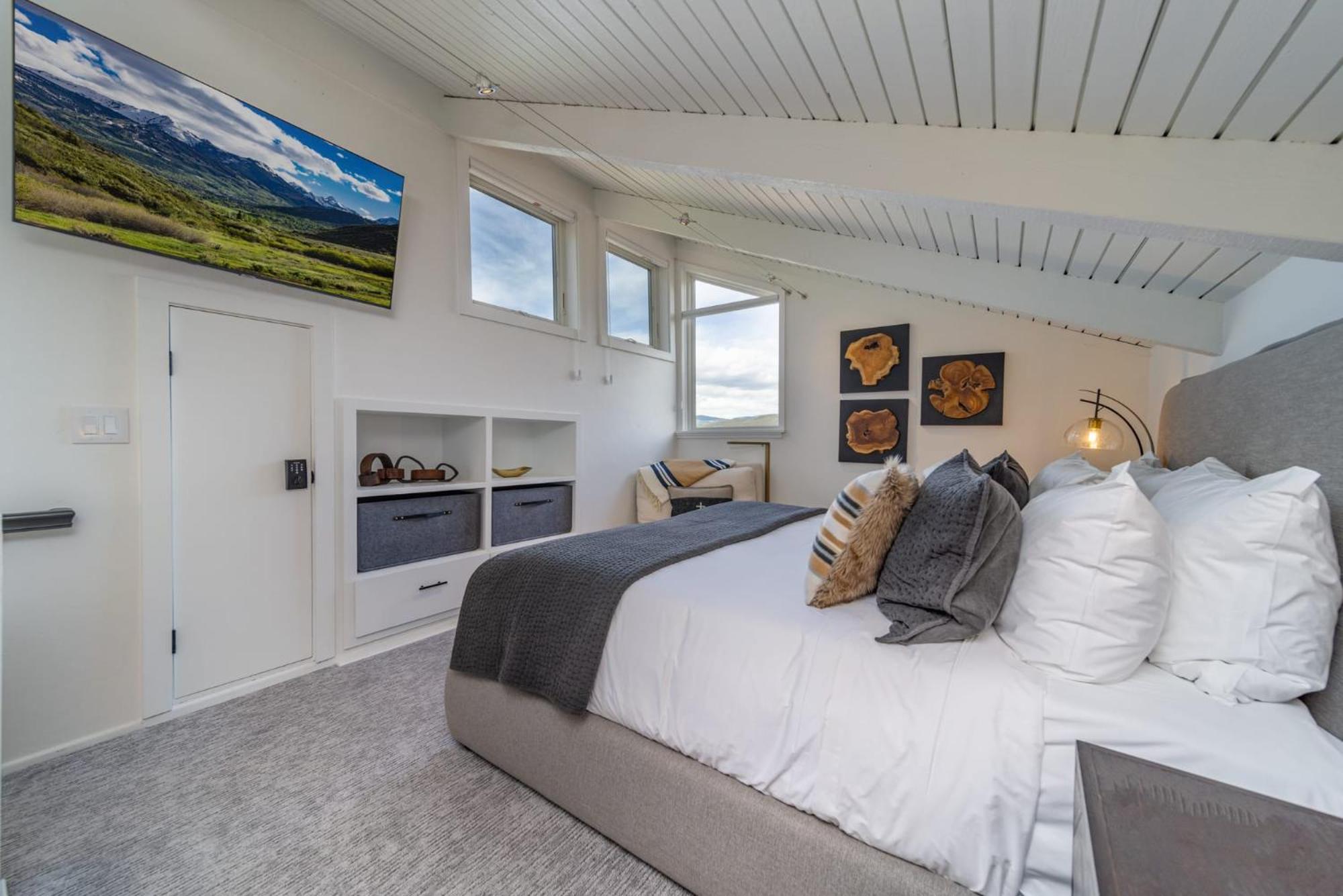 New Listing Just Renovated 3br 3ba Apartment