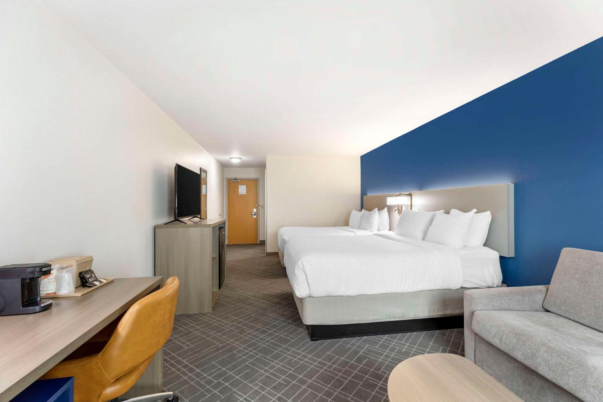 Hotel Comfort & On The River 3*