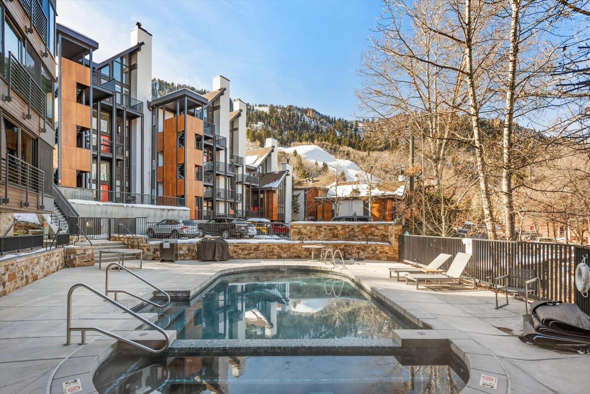 Renovated 2 Bedroom Ski-in Out Apartment *