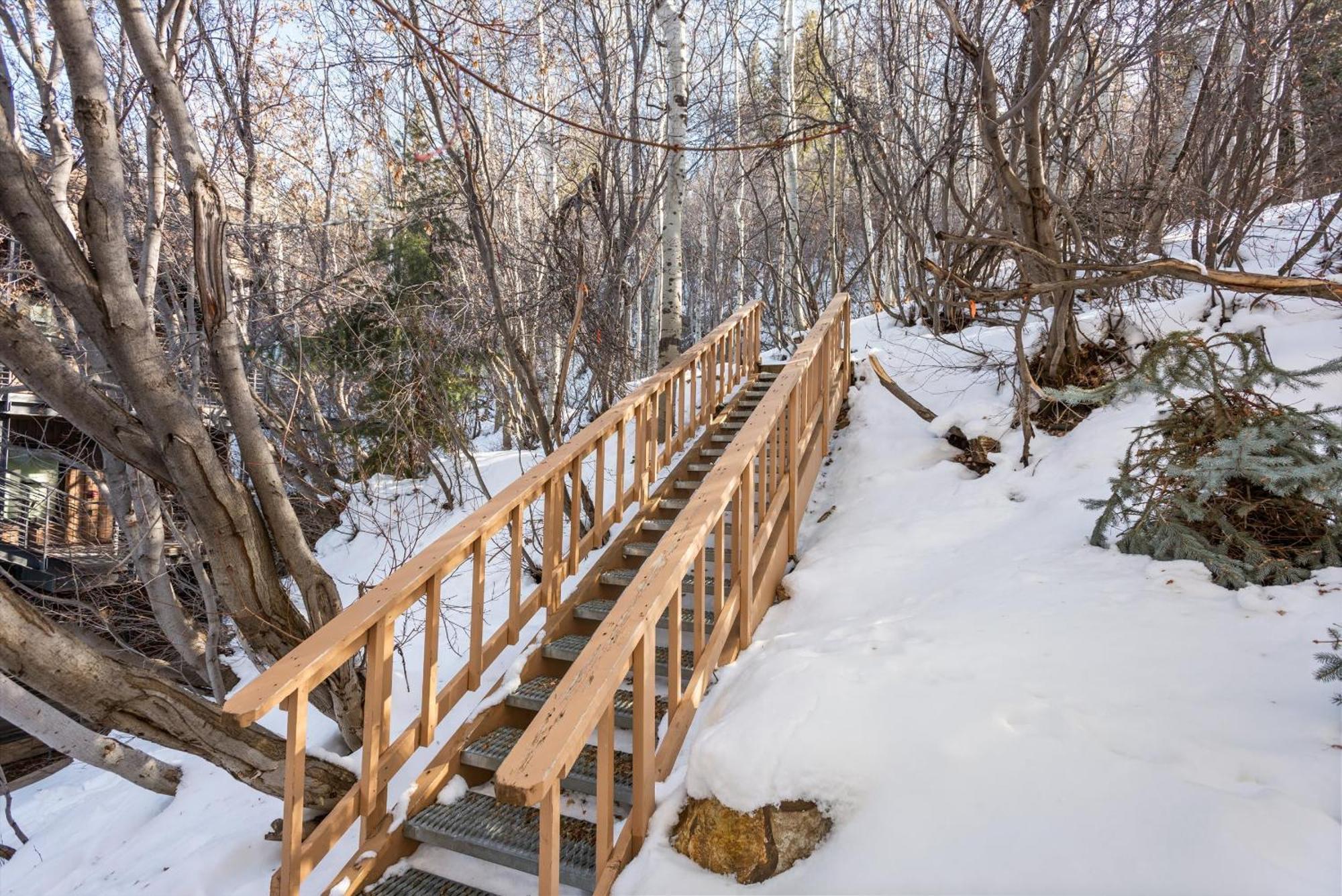 Apartment Renovated 2 Bedroom Ski-in Out