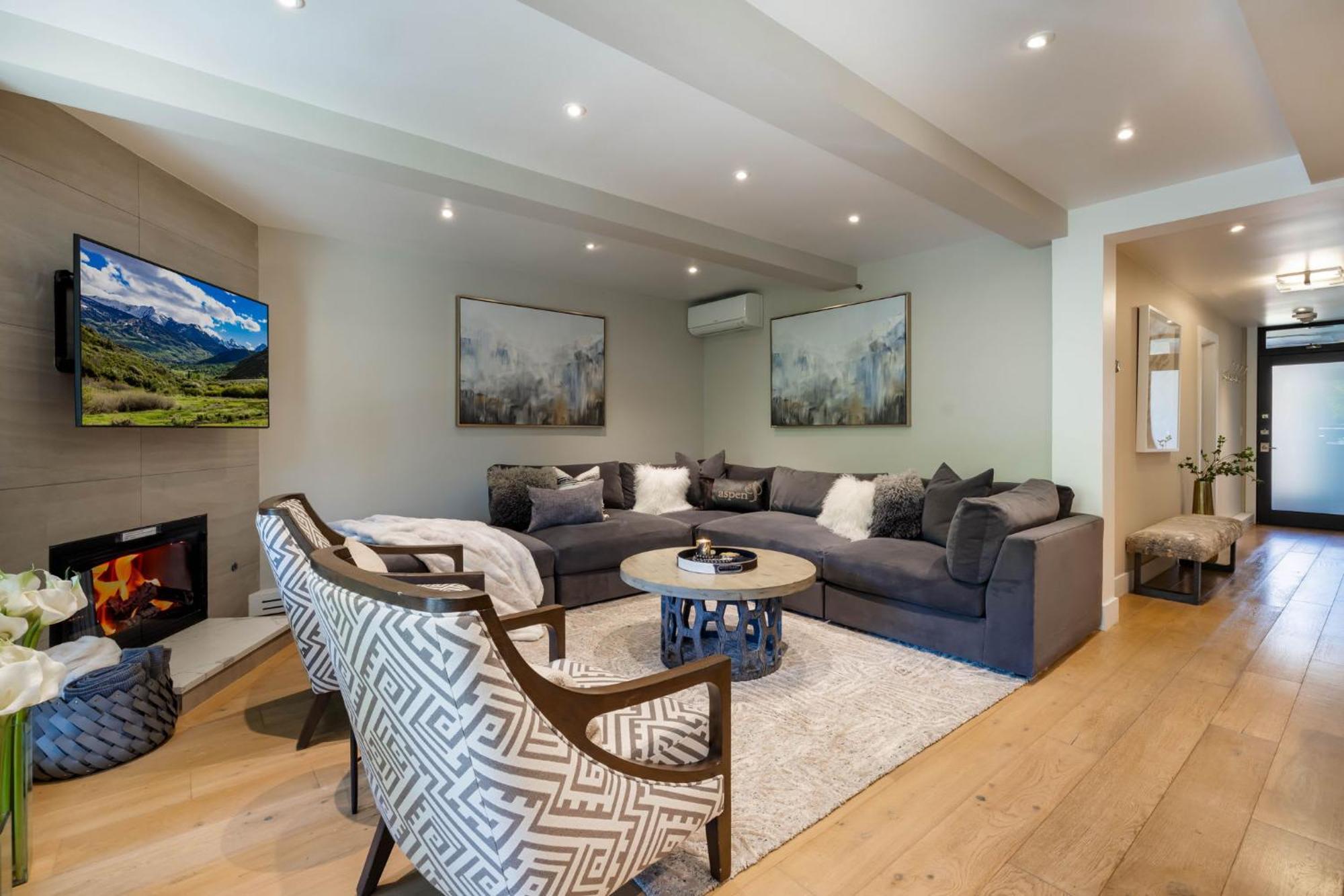 Luxurious 2 Bedroom 2 Ba - Core Holiday home *