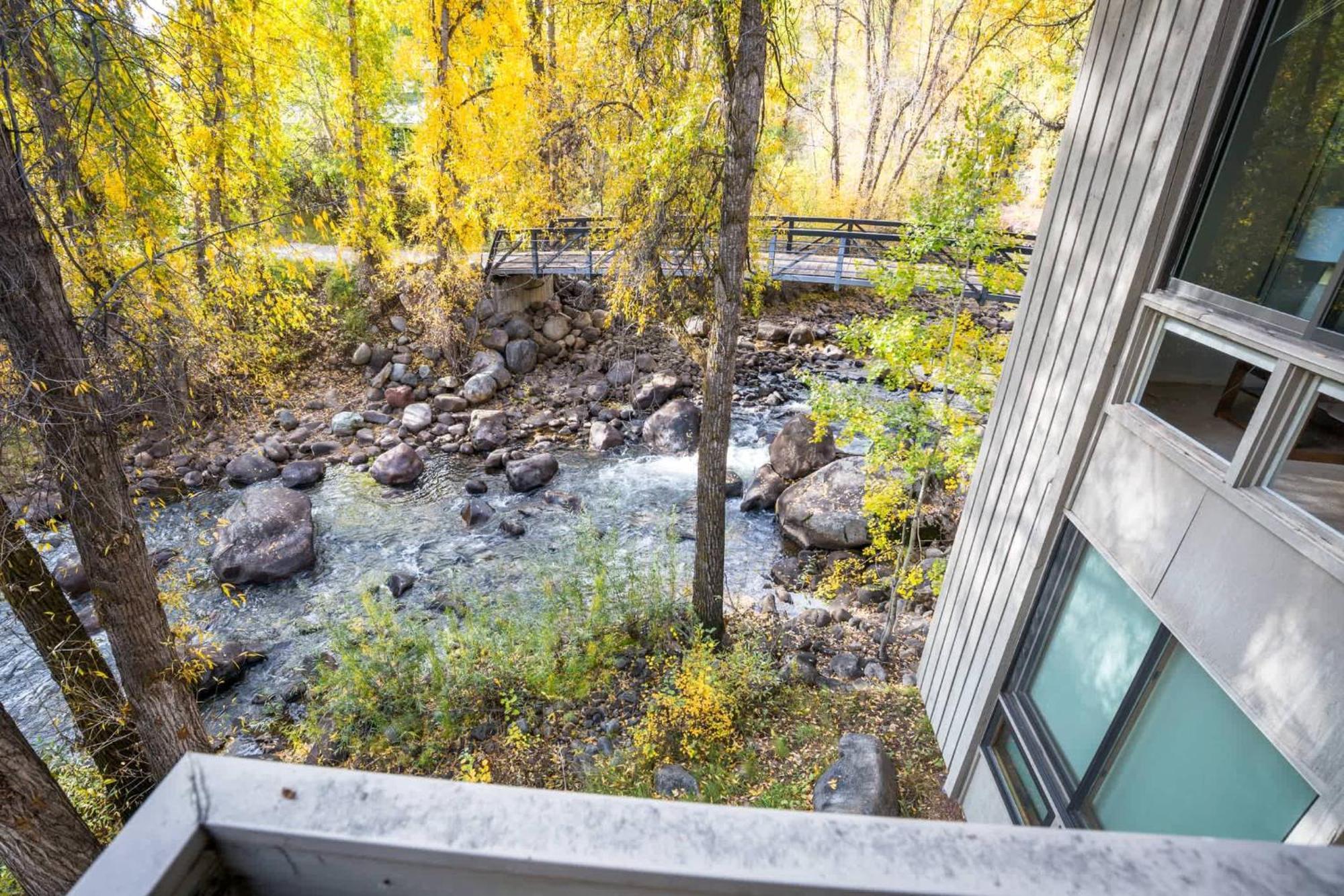 Riverfront 2 Bedroom - Steps To Town - Pool & Hot Tub Holiday home *