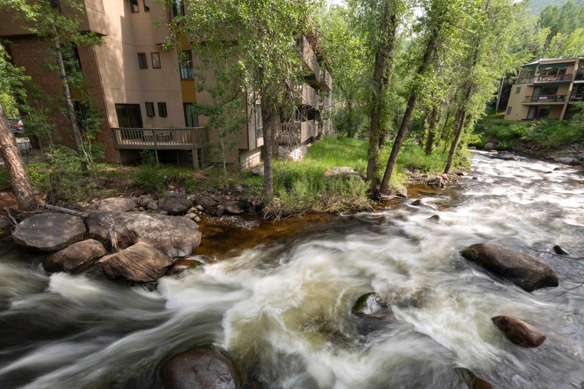 Holiday home Riverfront 2 Bedroom - Steps To Town - Pool & Hot Tub *