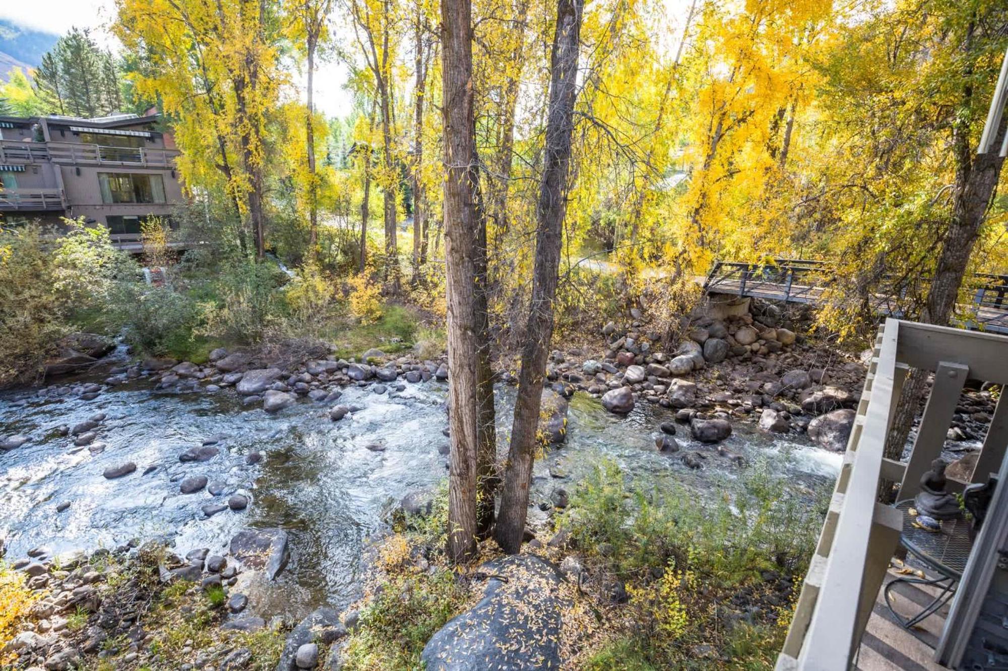 Riverfront 2 Bedroom - Steps To Town - Pool & Hot Tub * Aspen