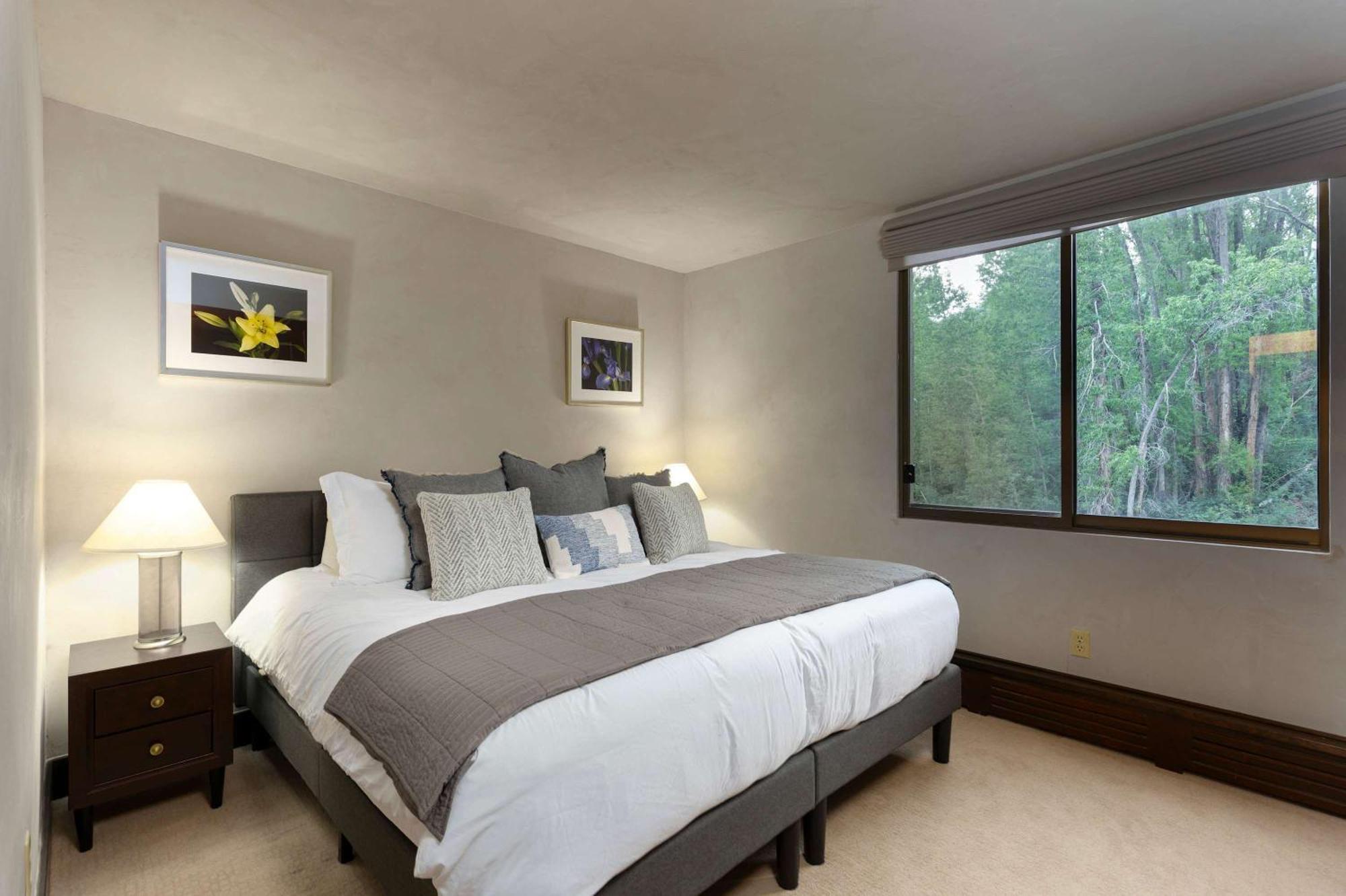 Riverfront 2 Bedroom - Steps To Town - Pool & Hot Tub Holiday home