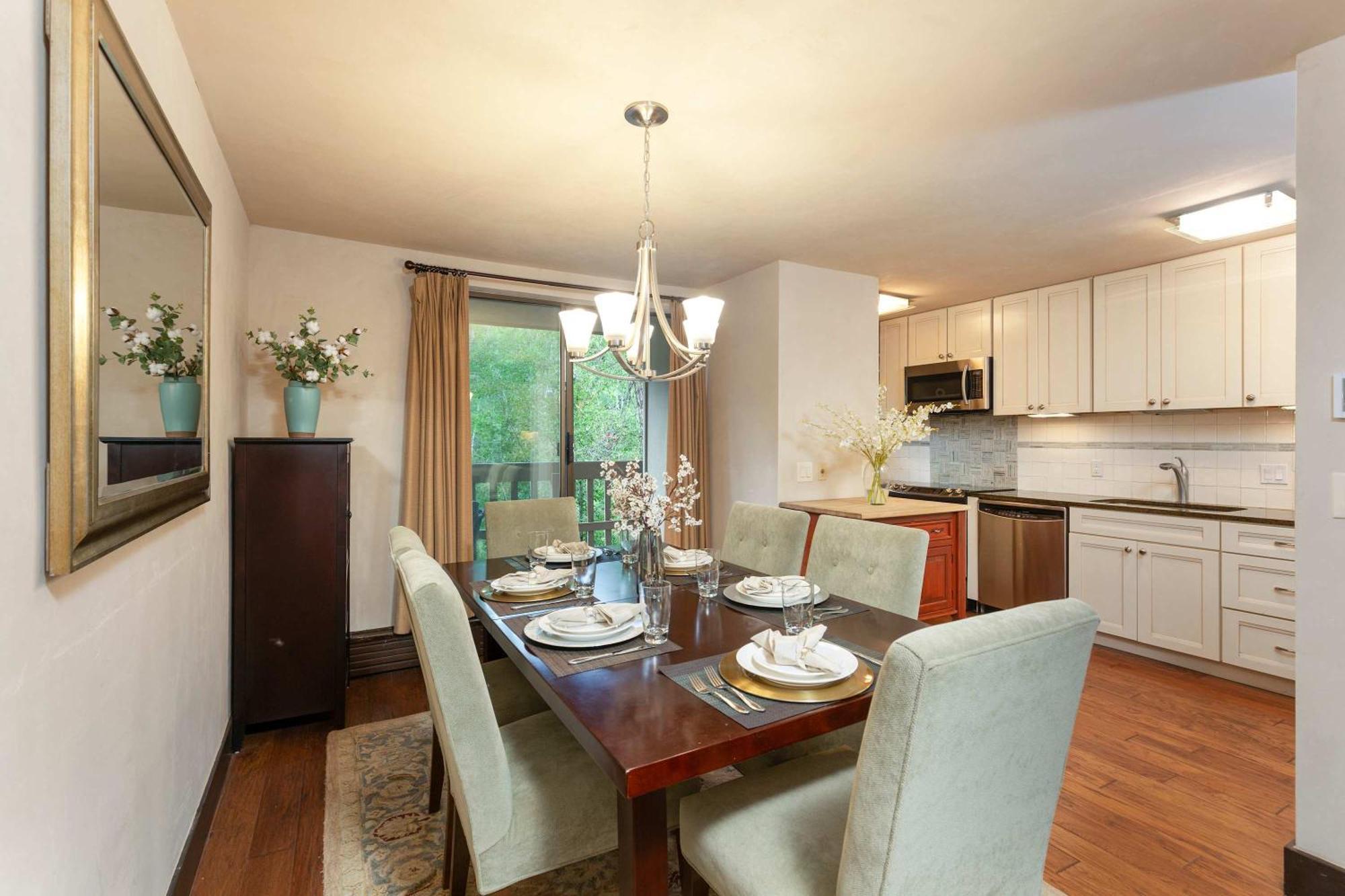 Riverfront 2 Bedroom - Steps To Town - Pool & Hot Tub