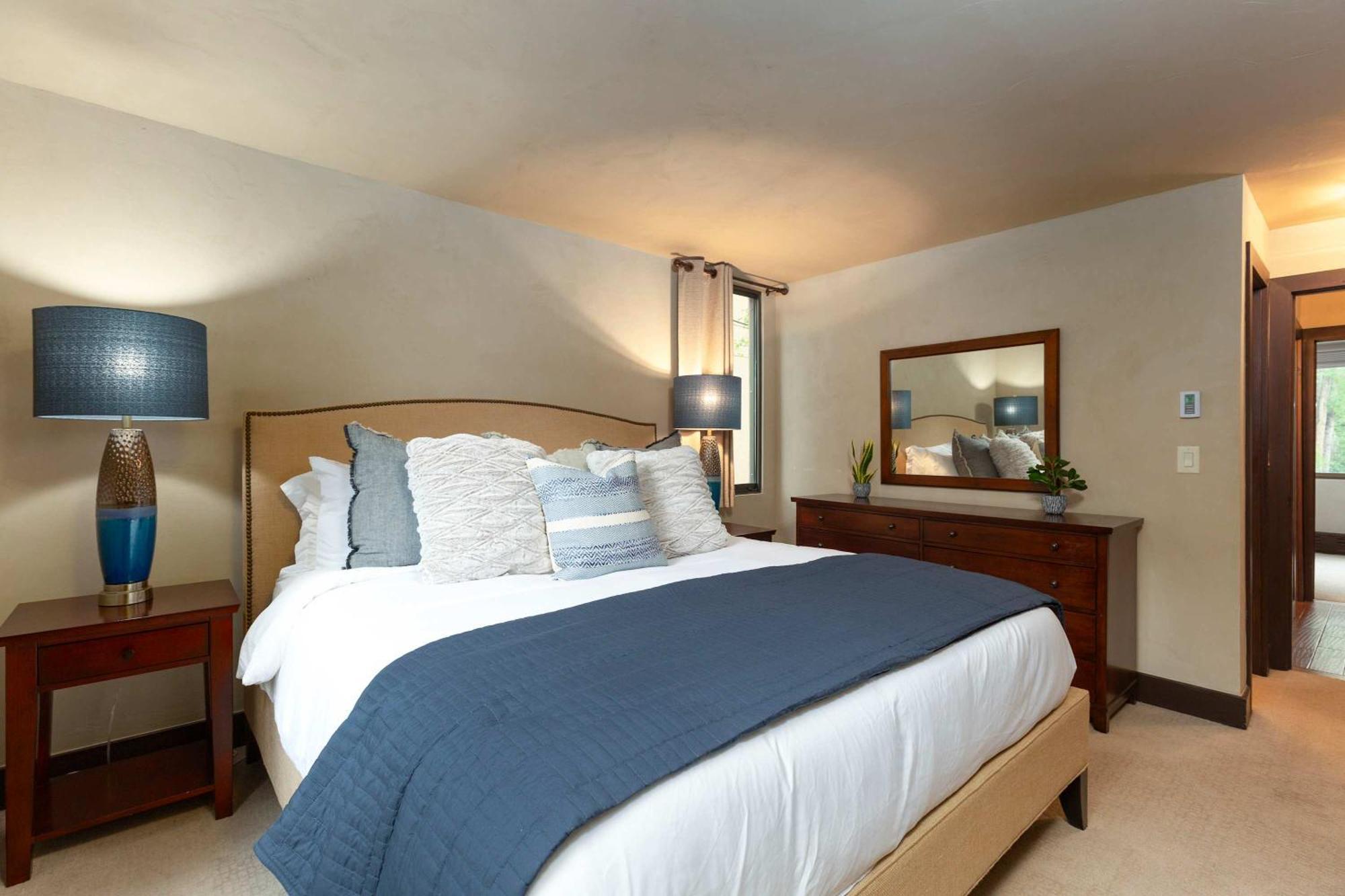 Riverfront 2 Bedroom - Steps To Town - Pool & Hot Tub Holiday home