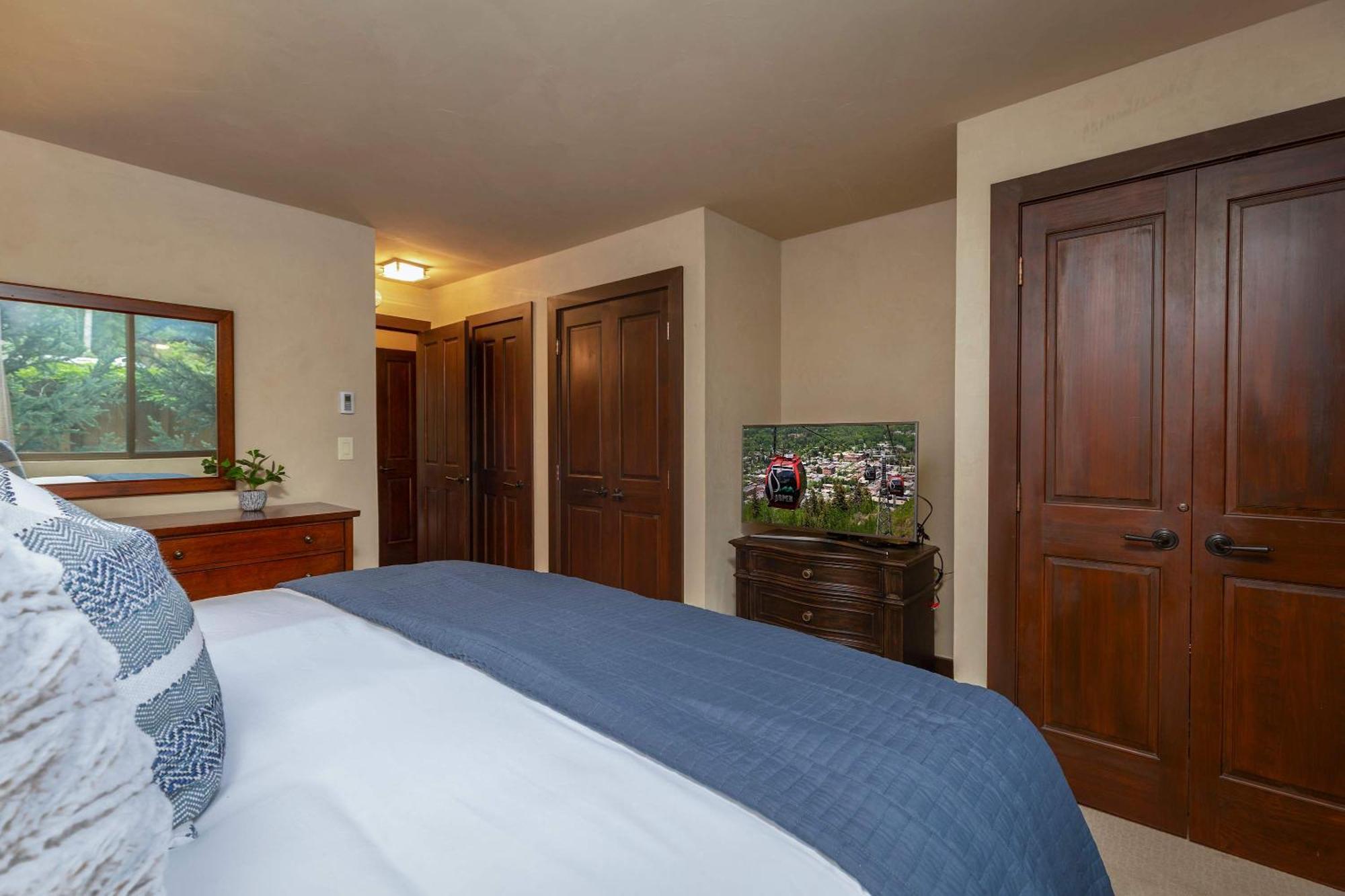 Riverfront 2 Bedroom - Steps To Town - Pool & Hot Tub Holiday home *