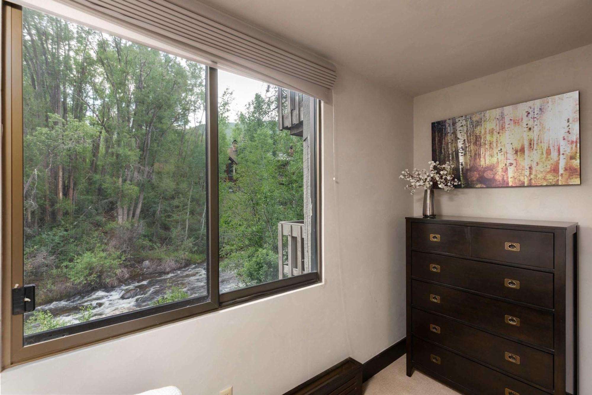 Riverfront 2 Bedroom - Steps To Town - Pool & Hot Tub Holiday home *
