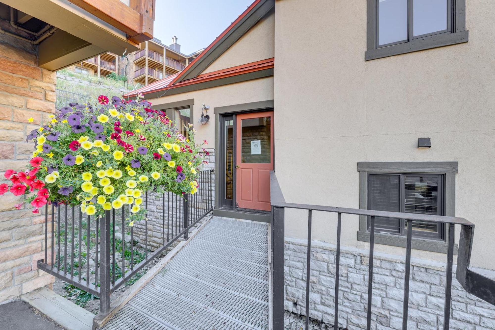 Apartment Walk To Lifts Cozy