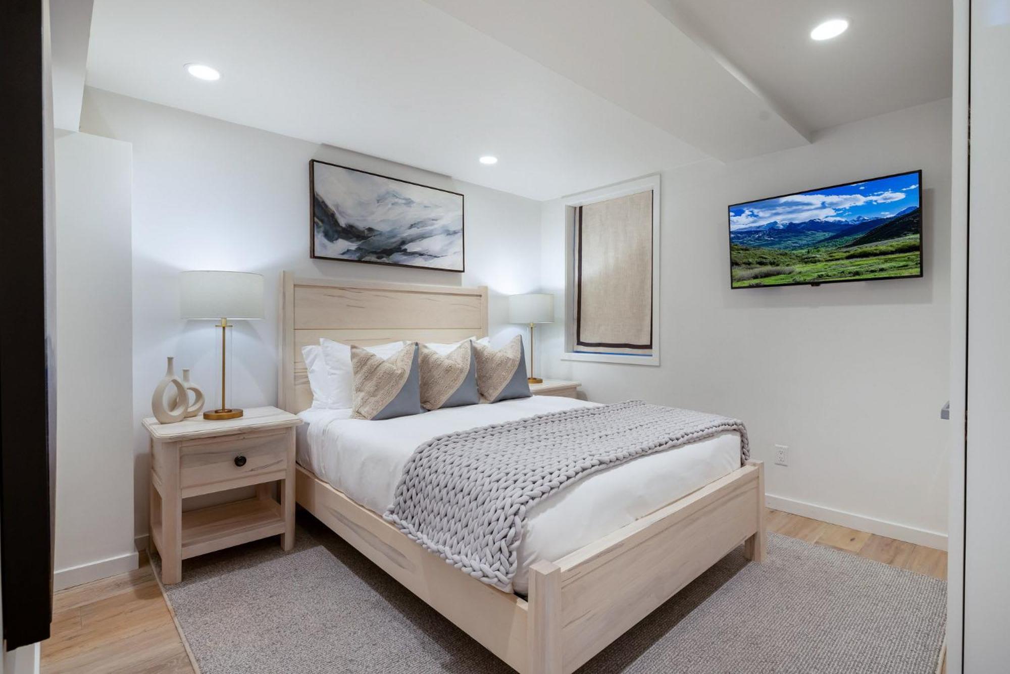 Renovated 2 Bedroom Ski-in Out *